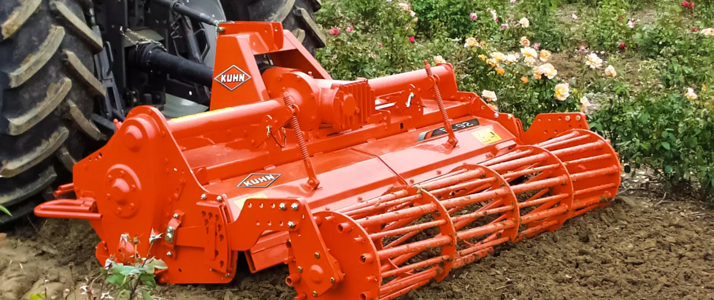 KUHN EL 82 Rotorfräse beim Einsatz im Gemüsebau