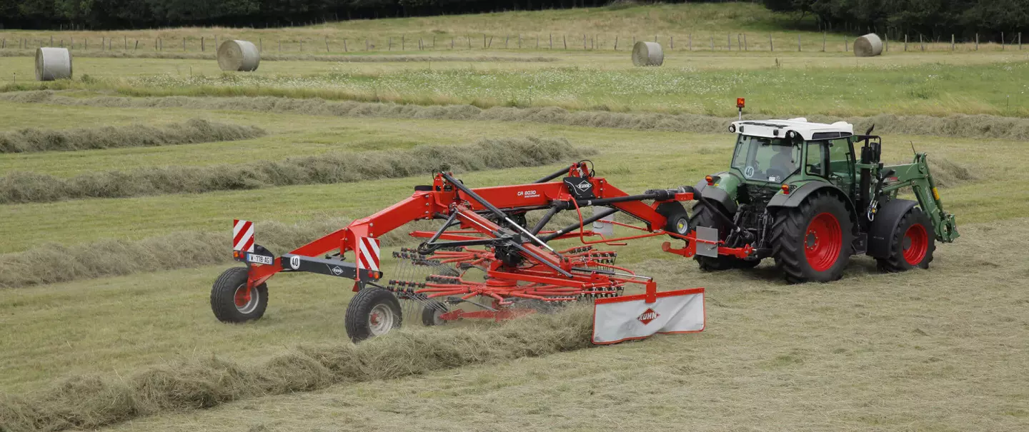 GA 8030 bei der Arbeit auf einer Wiese