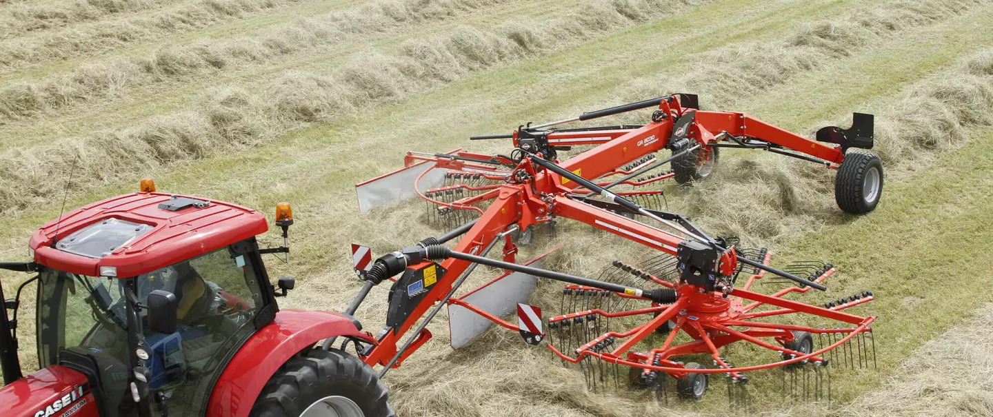 GA 8030 bei der Arbeit auf einer Wiese