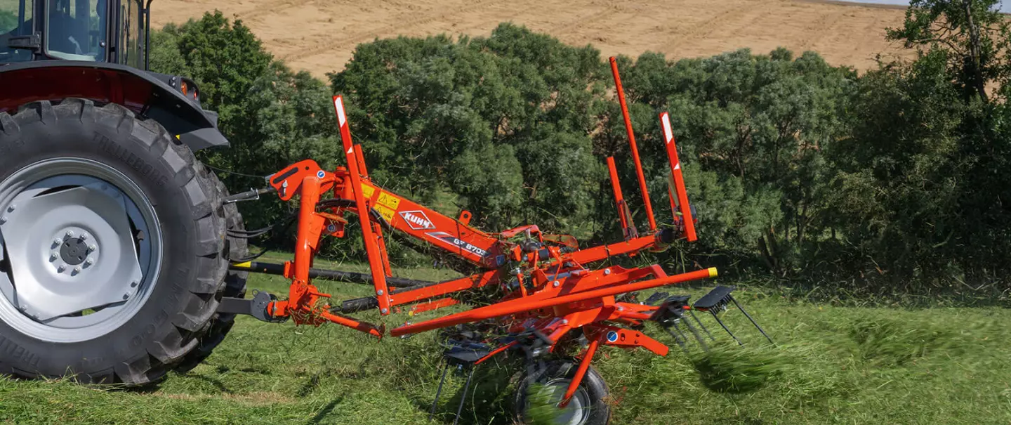 Der Giroheuer GF 8703 beim Arbeiten auf einer Parzelle