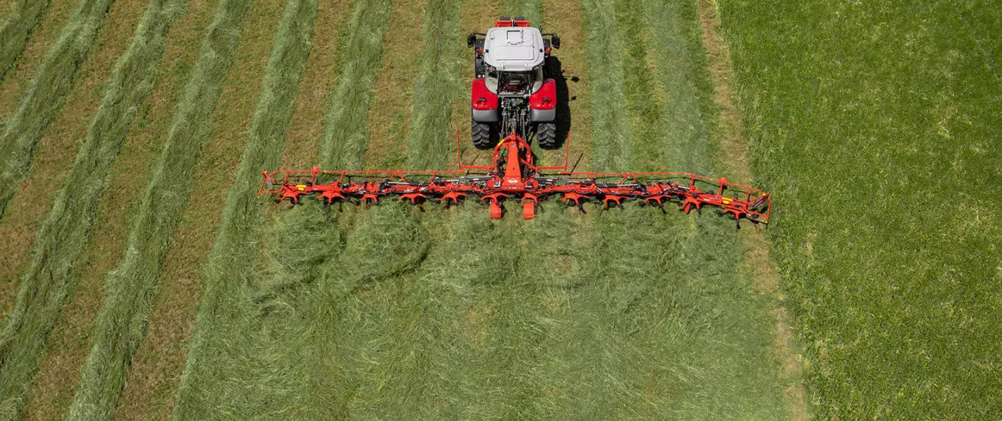 Angebauter GF 13003 beim Einsatz in einem Feld