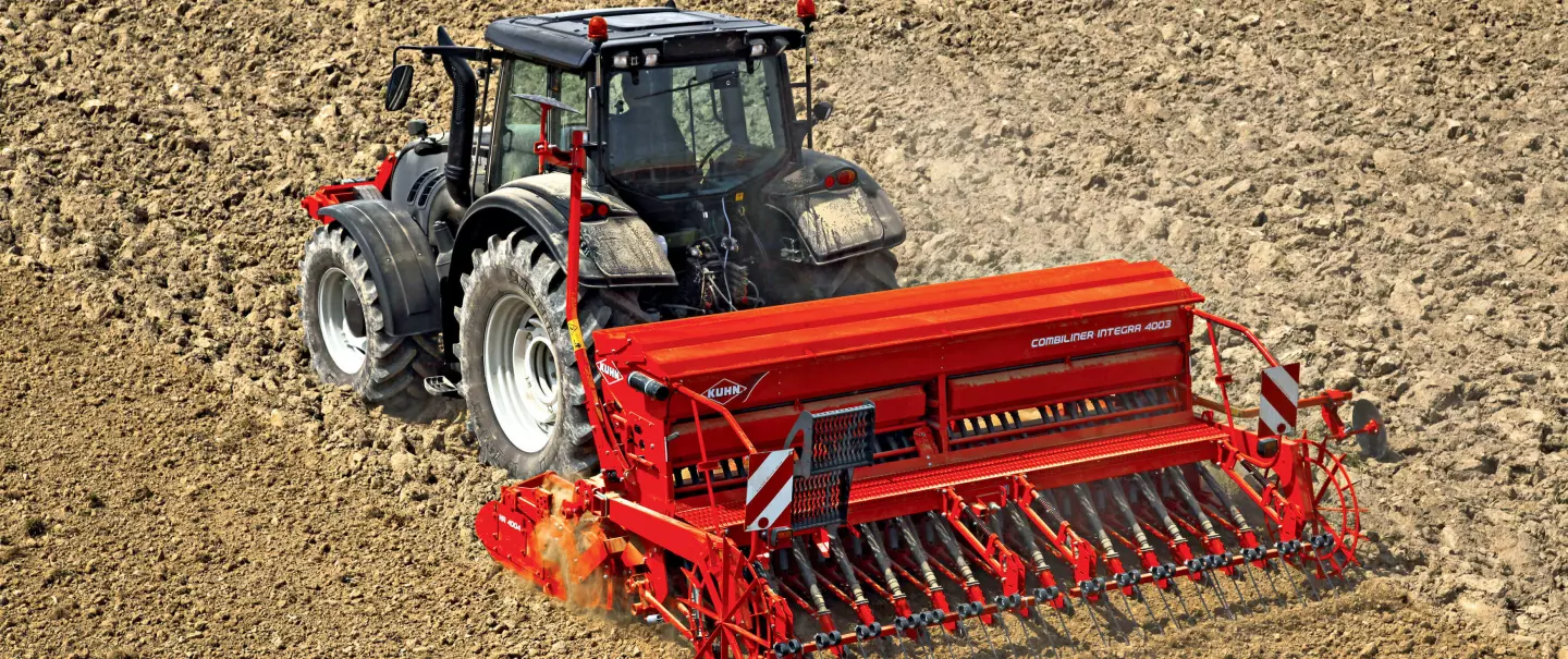 Mechanische Aufbaudrillmaschine COMBILINER INTEGRA 4003 mit Kreiselegge im Feldeinsatz