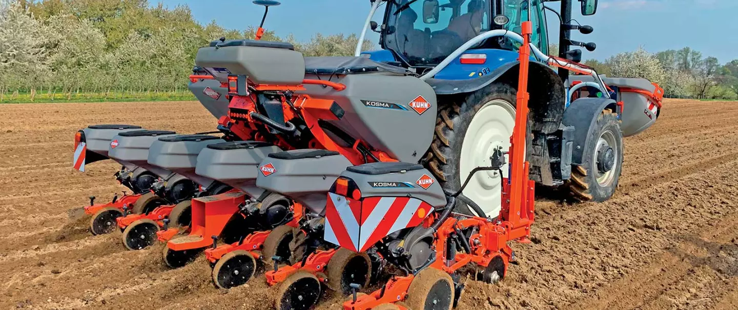 A KOSMA szemenkénti vetőgépek könnyű és kompakt kivitelüknek köszönhetően kisebb traktorokkal is üzemeltethetők.