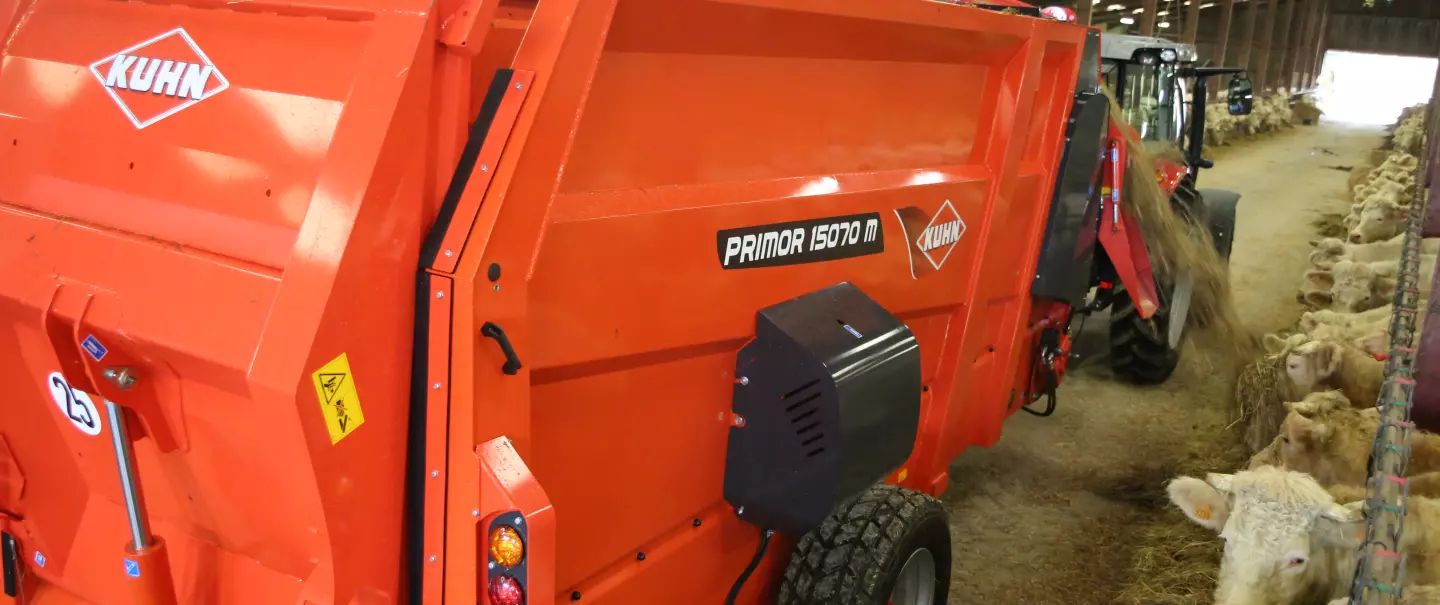 Einstreu- und Verteilgerät KUHN PRIMOR 15070 M im Modus Futtervorlage
