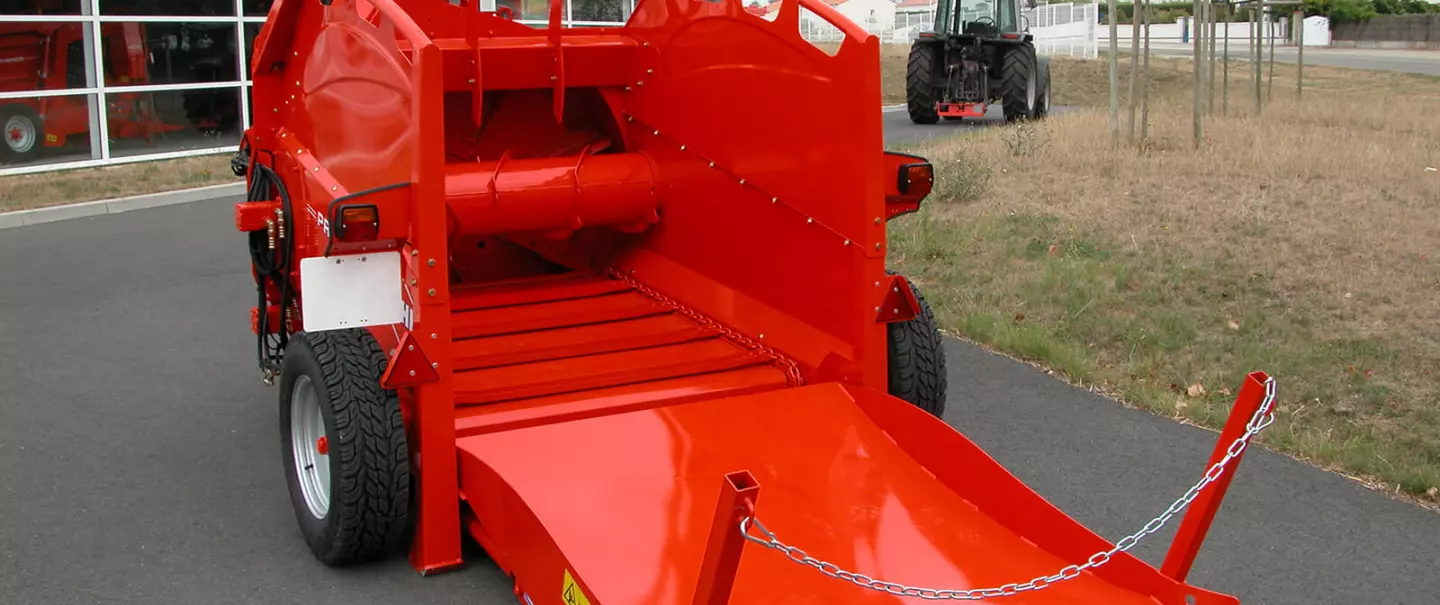 Einstreugerät KUHN PRIMOR 2060 H in Aufsattelversion, Ansicht von hinten links