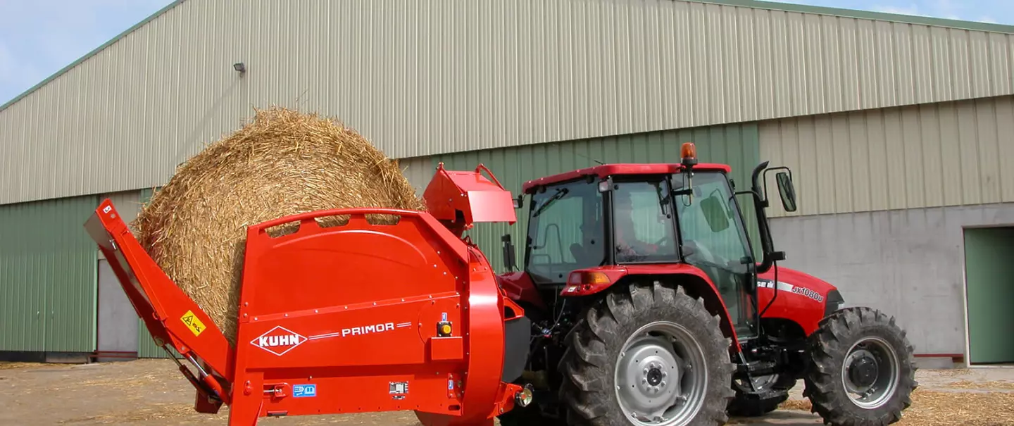 Einstreugerät KUHN PRIMOR 2060 H beim Transport