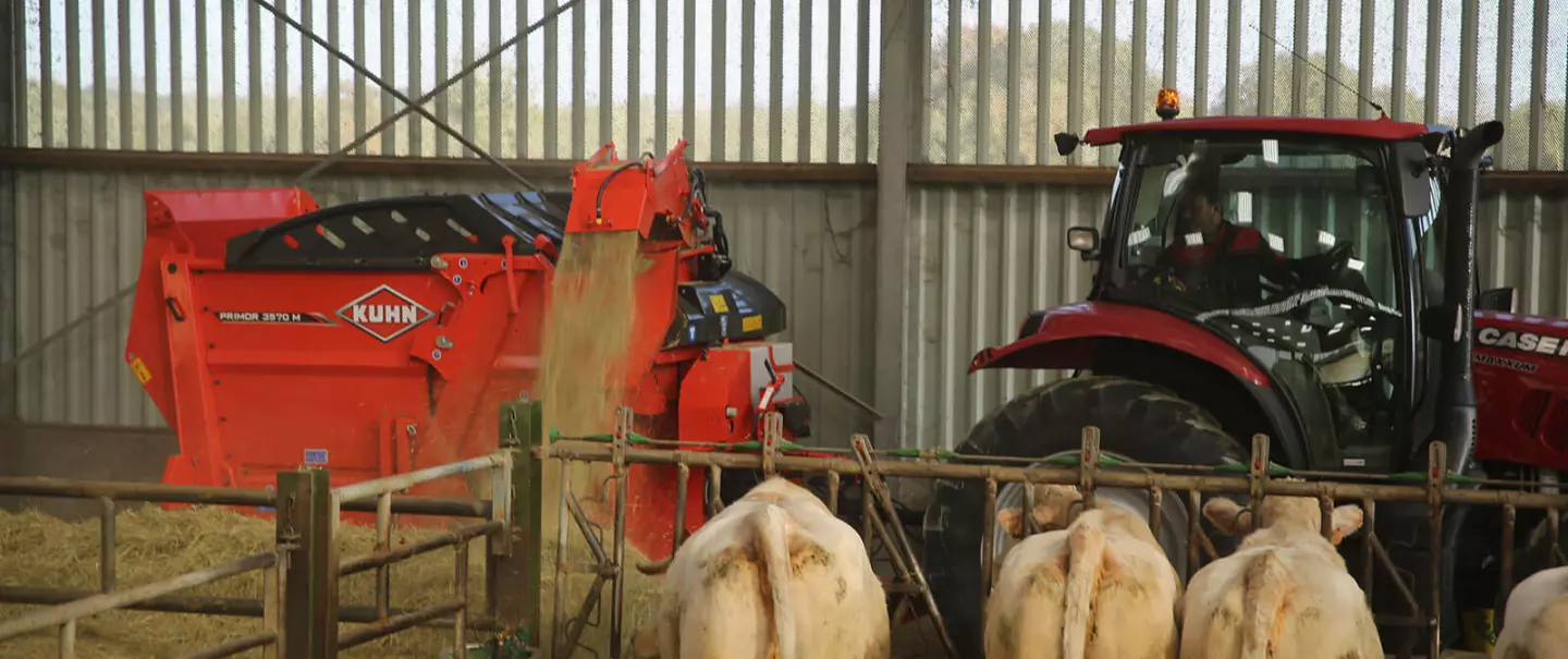 Einstreu- und Verteilgerät KUHN PRIMOR 3570 M beim Beladen