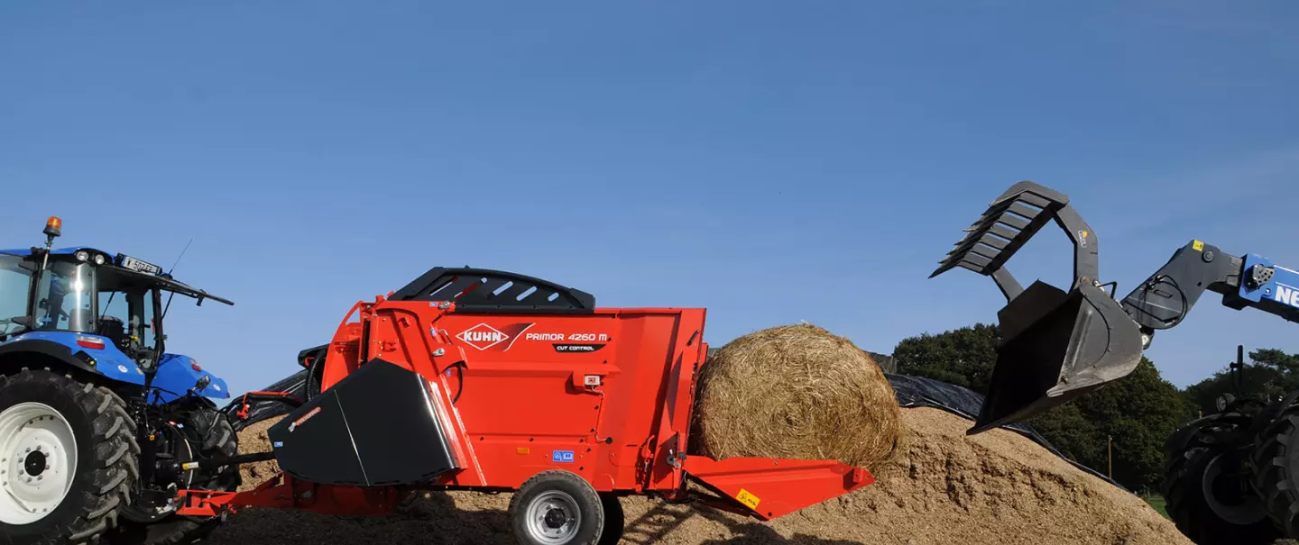 Beschickung des Einstreu- und Verteilgeräts KUHN PRIMOR 4260 M CUT CONTROL mit Häckselfunktion