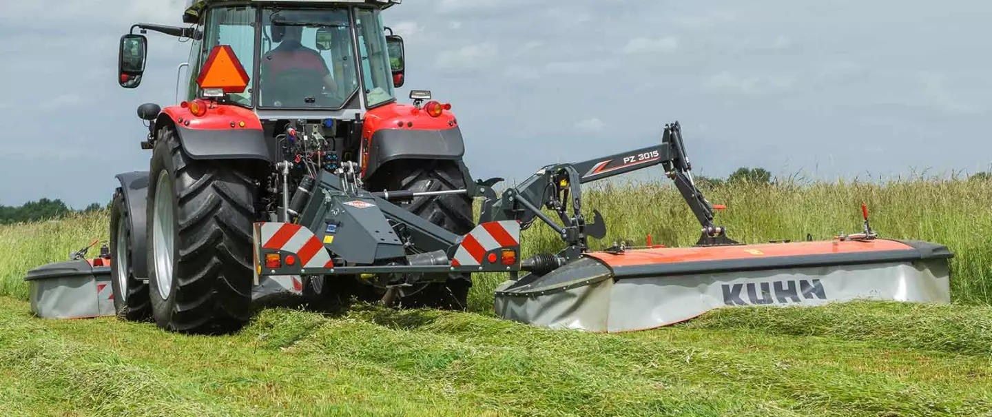 PZ 3015 mit Massey Ferguson-Traktor bei der Arbeit im langen Gras