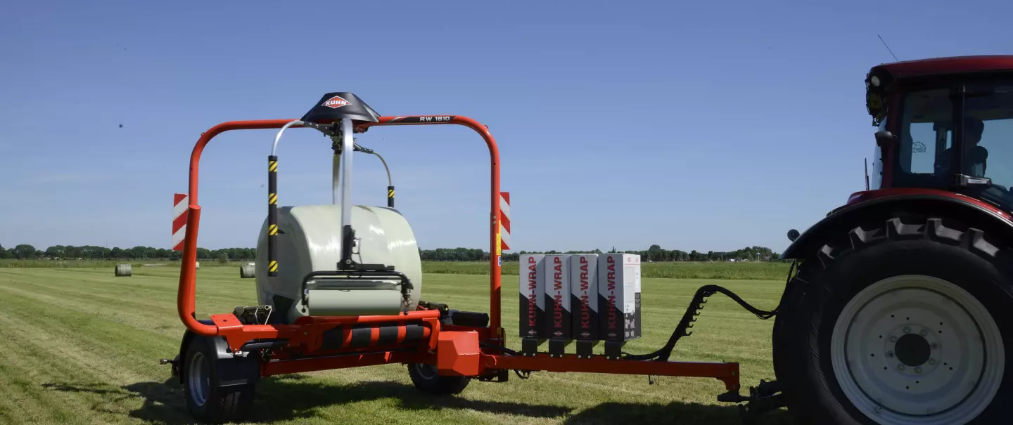 Rundballenwickler RW 1800 beim 3D-Wickeln.