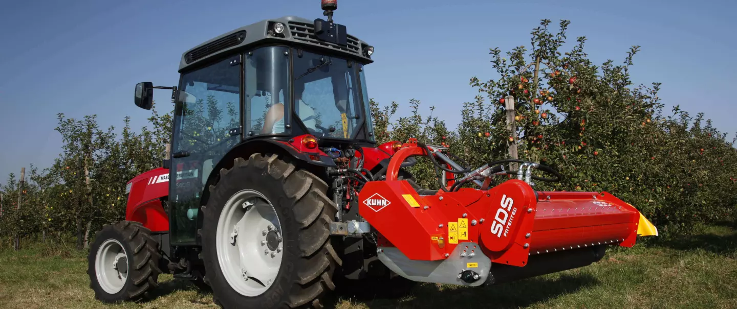 SDS 150 Mulchgerät beim Transport in einem Obstgarten