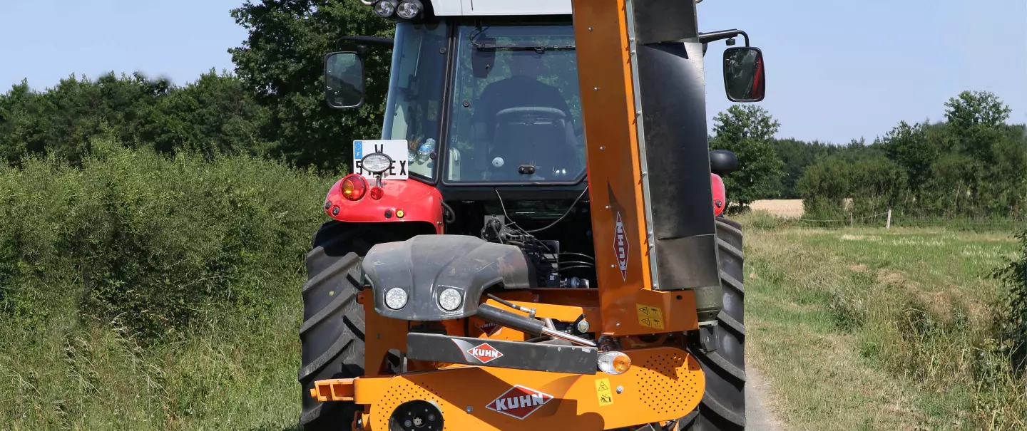 Der Böschungsmäher SPRING LONGER 70 beim Straßentransport