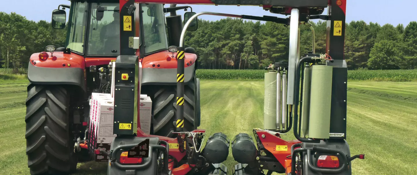 Ballenwickler SW 4014 in Transportposition