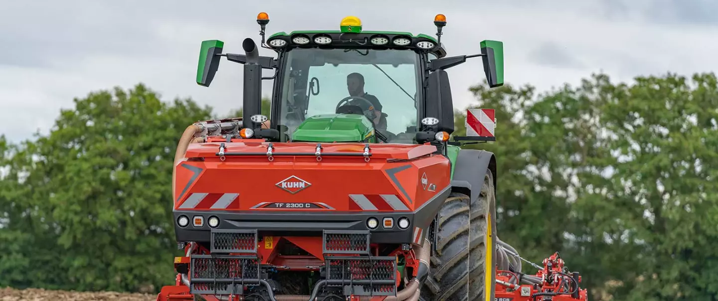 La trémie frontale double cuve TF 2300 C au travail