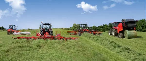 Ein Foto welches eine breite Auswahl der Futtererntemaschinen der Firma KUHN abbildet - Mähwerk, Wender, Schwader und Ballenpresse