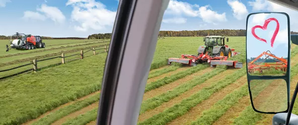 Eine Darstellung des Keyvisuals für das KUHN Herbstrasen 2025 (Frühbezug) mit KUHN-Maschinen und dem Herz.