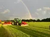 Ein Bild von einem Traktor mit einer Mähwerkskombination von der KUHN ON TOUR - Futterernte und Pressen 2024.