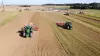 Ein Bild von der KUHN ON TOUR 2023 mit Maschinen in Aktion auf dem Feld
