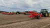Ein Bild von der KUHN ON TOUR 2023 mit Maschinen, die auf dem Feld in Formation stehen