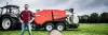 Photo illustrant un agriculteur devant un combiné-presse enrubanneuse KUHN