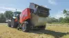 KUHN FB 3135 AUTOMATE beim Auswerfen eines foliengebundenen Rundballens.