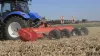 RM 610 Mulchgerät bei der Arbeit auf einem Feld mit Maisrückständen