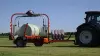 Rundballenwickler RW 1800 beim Wickeln auf dem Feld.
